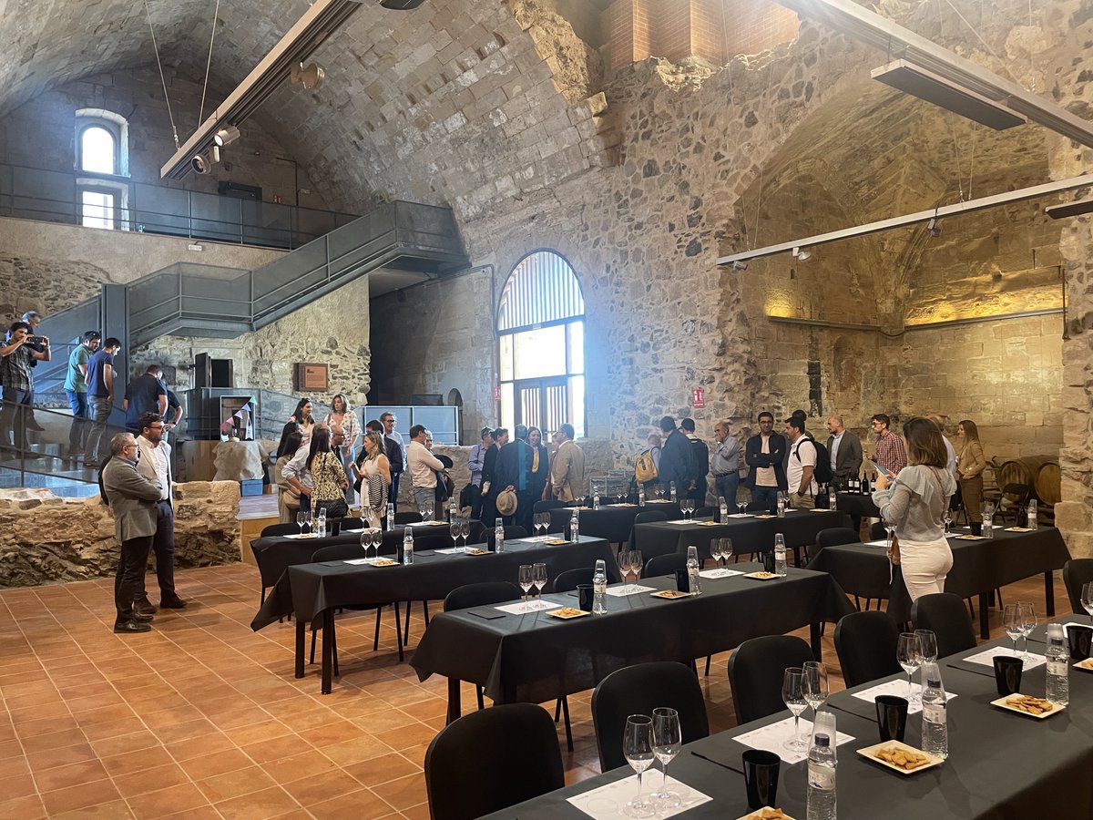 doqpriorat's tweet photo. ℹ La conferencia titulada "Els noms de la terra" protagonizada por el presidente del Consejo Regulador de la #DOCaPriorat formó parte ayer de los actos del Encuentro Anuel de la @PT_Vino. Fue un placer poder participar y divulgar el sistema de clasificación de la #DOQPriorat. https://t.co/ecvDeAKGwH