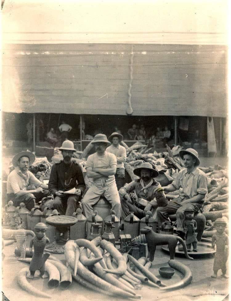 Joe__Bassey's tweet photo. The British in Benin Kingdom looting and burning what they could not take from the palace. #Africa https://t.co/hmGVNna3tj