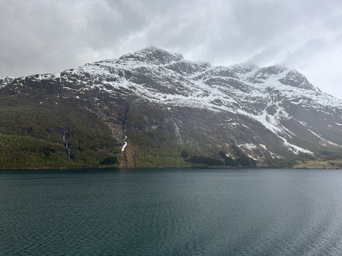 AnthonyCurran1's tweet photo. What a way to wake up! #Norway #fjord https://t.co/mbNF4If0ut