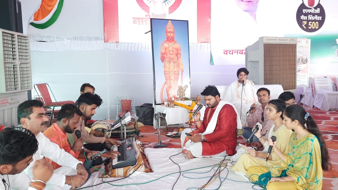 INCMP's tweet photo. प्रदेश कांग्रेस अध्यक्ष कमलनाथ जी द्वारा नारी सम्मान योजना के शुभारंभ के पूर्व कार्यक्रम स्थल पर सुंदरकांड का पाठ किया गया।

#नारी_सम्मान_योजना https://t.co/l74bqXKWlD