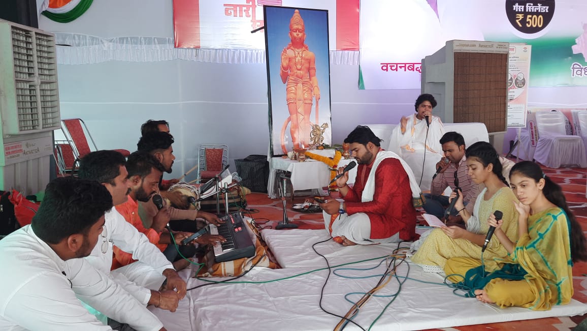 INCMP's tweet photo. प्रदेश कांग्रेस अध्यक्ष कमलनाथ जी द्वारा नारी सम्मान योजना के शुभारंभ के पूर्व कार्यक्रम स्थल पर सुंदरकांड का पाठ किया गया।

#नारी_सम्मान_योजना https://t.co/l74bqXKWlD