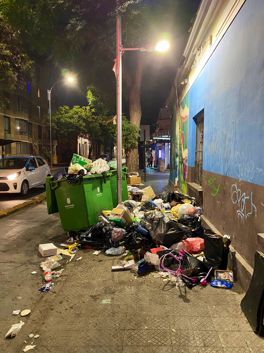 mireyaxsantiago's tweet photo. Calle Rosas esquina Maipú, Barrio Yungay, Santiago de Chile. Domingo 07 de Mayo de 2023. Nada a cambiado, seguimos esperando el plan basura cero que prometió la alcaldesa. #Microbasurales #CrisisClimatica https://t.co/DBwAs3uIMC