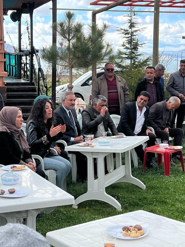 erbenzer_serif's tweet photo. Yeşil sol parti Milet vekilleri ve yönetimi bizleri ciftligimizde ziyaret ettiler kendilerine bu ziyaretlerinden dolayı  teşekkür ediyorum https://t.co/bwXIAu5XRI