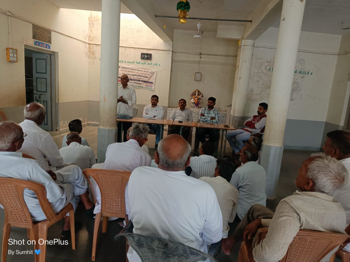 GRAMSEVAKBVNGUJ's tweet photo. ગારીયાધાર તાલુકામાં તમામ ગામોમાં ગામદીઠ 75 ખેડૂતો પ્રાકૃતિક કૃષિ કરતા થાય તે માટે ખેતીવાડીના ગ્રામસેવકશ્રીઓ,આત્મા વિભાગના સ્ટાફ દ્વારા રતનવાવ ગામે ક્લસ્ટર બેઝ તાલીમ નું આયોજન કરવામાં આવ્યું. જેમાં ખેડૂતો પણ ખૂબ ઉત્સાહ પૂર્વક જોડાઈ રહ્યા છે.@CMOGuj @RaghavjiPatel @DirectorateofA1 https://t.co/ph3juhxrBV