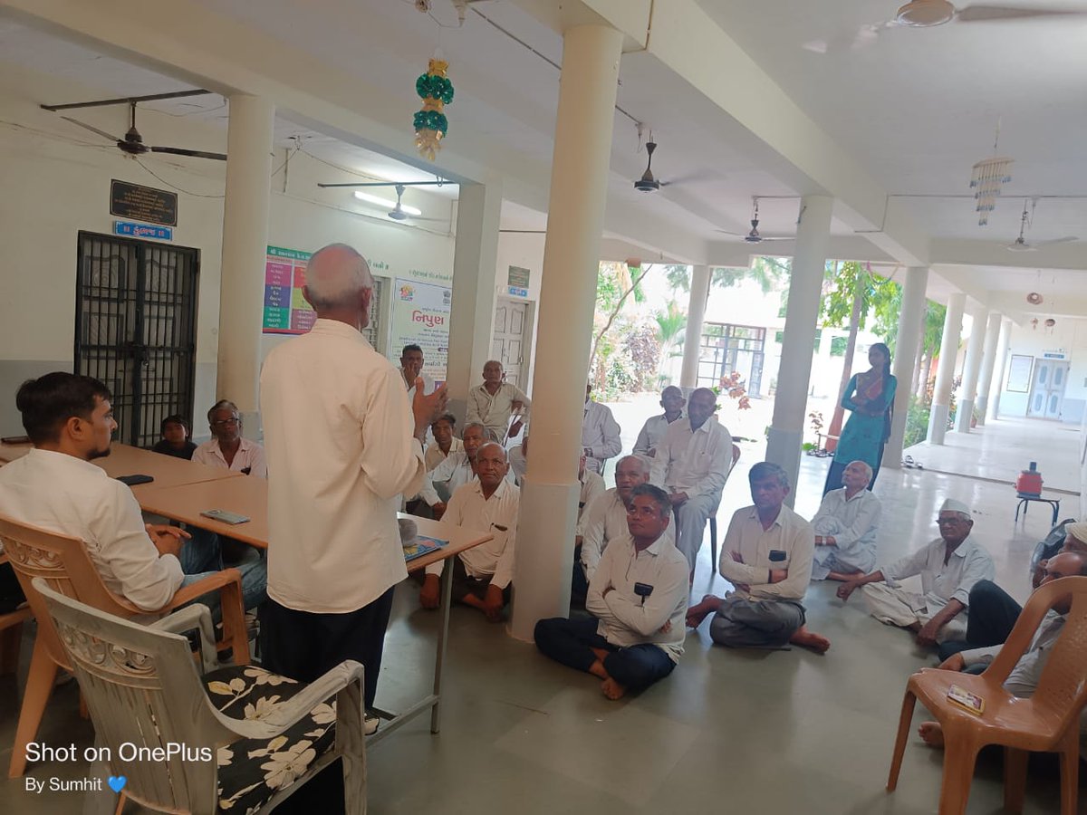 GRAMSEVAKBVNGUJ's tweet photo. ગારીયાધાર તાલુકામાં તમામ ગામોમાં ગામદીઠ 75 ખેડૂતો પ્રાકૃતિક કૃષિ કરતા થાય તે માટે ખેતીવાડીના ગ્રામસેવકશ્રીઓ,આત્મા વિભાગના સ્ટાફ દ્વારા રતનવાવ ગામે ક્લસ્ટર બેઝ તાલીમ નું આયોજન કરવામાં આવ્યું. જેમાં ખેડૂતો પણ ખૂબ ઉત્સાહ પૂર્વક જોડાઈ રહ્યા છે.@CMOGuj @RaghavjiPatel @DirectorateofA1 https://t.co/ph3juhxrBV