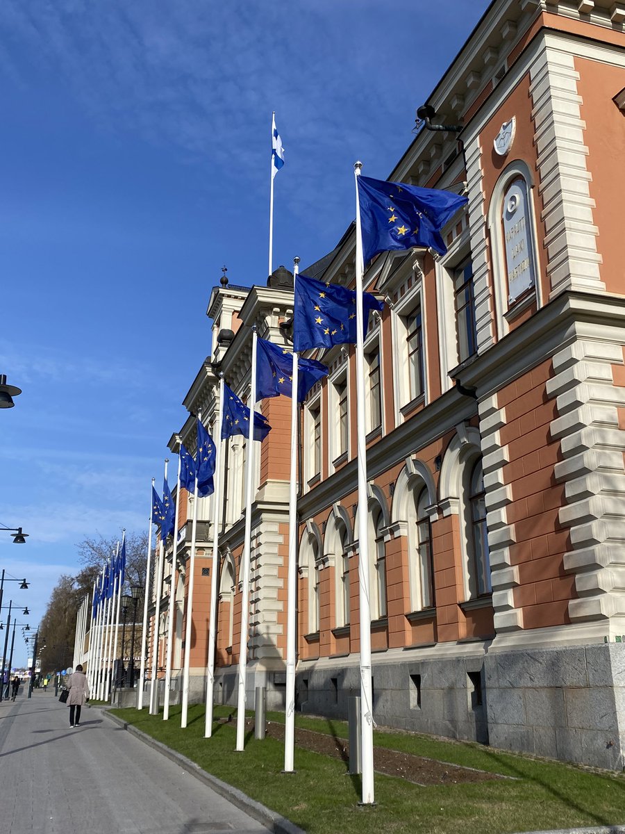Hyvää Eurooppa-päivää! 🇪🇺
On upeaa viettää päivä Puijo Summitin parissa <a href="/Kuopionkaupunki/">Kuopion kaupunki</a> kaupungintalolla. 💫 Tapahtuman avaa EU-komissaari <a href="/JuttaUrpilainen/">Jutta Urpilainen</a> kolmella kysymyksellä, joista yksi keskittyy vihreän siirtymän edistämiseen. 💚 #eurooppapäivä #PuijoSummit #vihreäsiirtymä