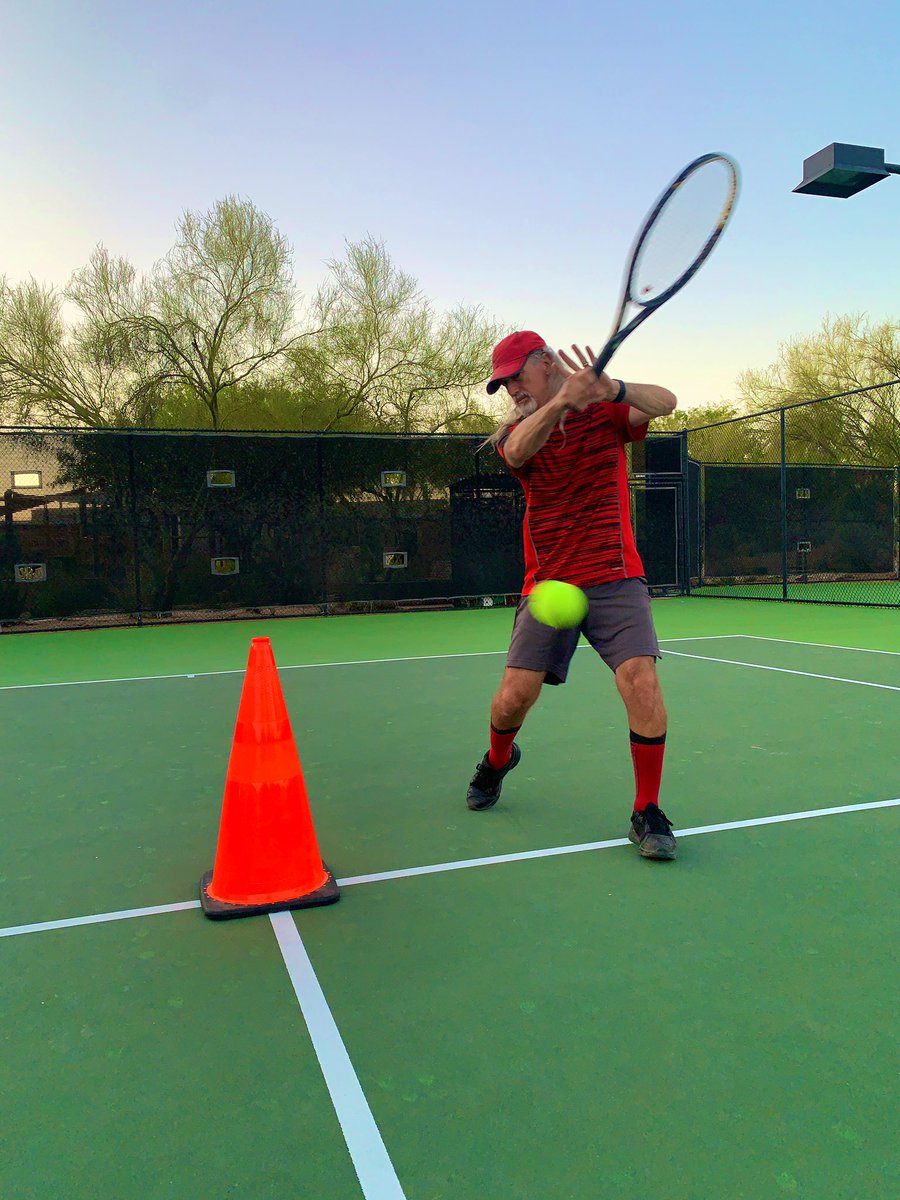 KJtheTennisPro's tweet photo. Using stationary cone during tennis lessons allows for slow motion demonstration helping students learn proper technique 👍 junior players can even use it as “setup T” to help with stroking ball 🎾
#Scottsdale #TennisLessons #TennisTips #TennisProLife #TennisForehand https://t.co/htkJ1Qf3r4