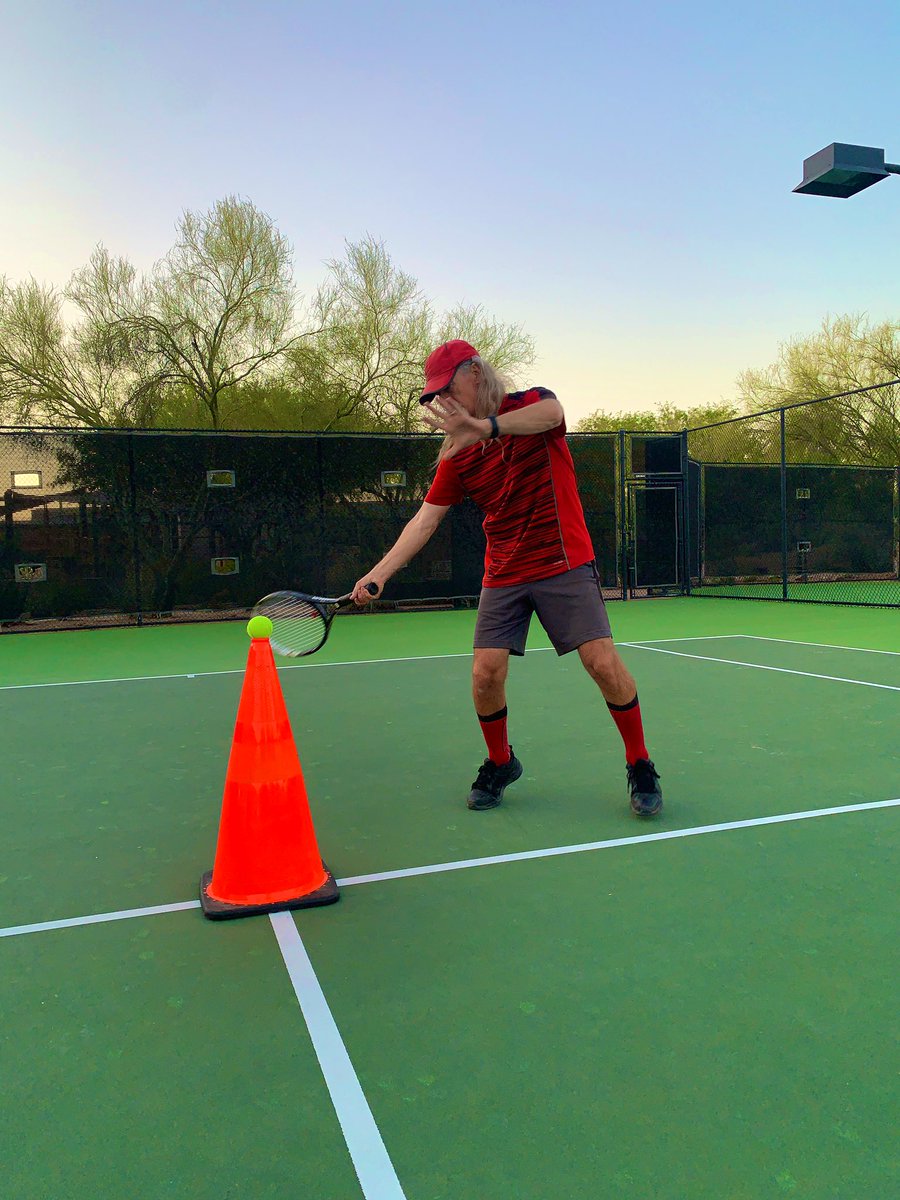 KJtheTennisPro's tweet photo. Using stationary cone during tennis lessons allows for slow motion demonstration helping students learn proper technique 👍 junior players can even use it as “setup T” to help with stroking ball 🎾
#Scottsdale #TennisLessons #TennisTips #TennisProLife #TennisForehand https://t.co/htkJ1Qf3r4