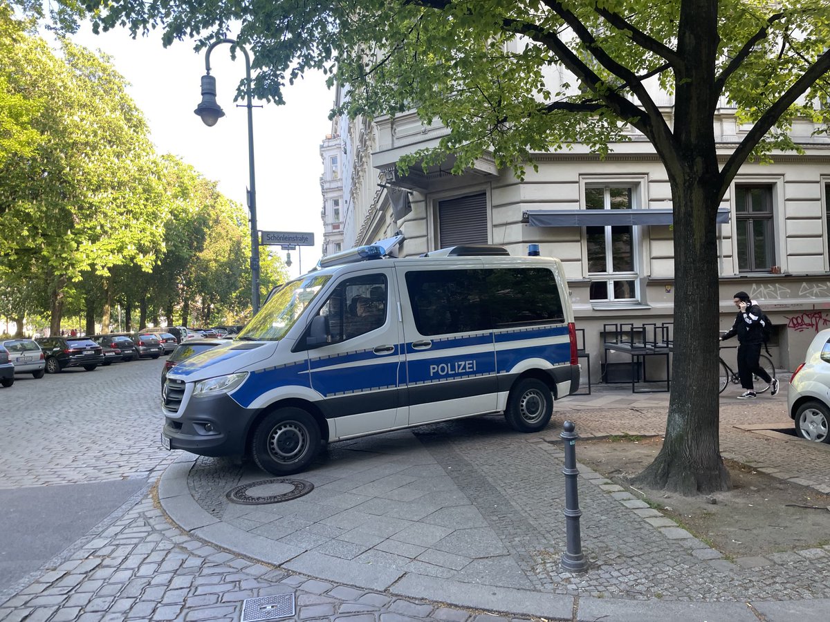 ⁦⁦@polizeiberlin⁩ parkt wie es sich für die #autozei gehört. Sichtachse, 5m Bereich, Gehwege? Scheiß drauf!