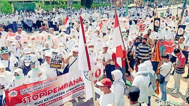 _palungmariana's tweet photo. URGENSI RUU KESEHATAN

(Sebuah Utas)

Dikira siapa yg buat biaya kesehatan kita mahal? Tentu bukan Giselle &amp; Coldplay yg pandai nyanyi itu. IDI &amp; organisasi profesi kehesahatan lainnya-lah yg jd dalang semuanya. https://t.co/AcrkeKcw8V