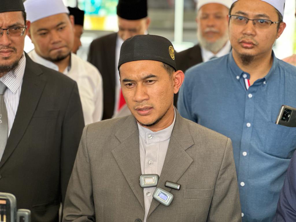 pas_pahang's tweet photo. PENYERAHAN MEMORANDUM OLEH PEMUDA PAS NEGERI PAHANG

Memorandum ini telah disampaikan oleh Ketua Pemuda PAS Negeri Pahang kepada Ketua Pembangkang PN Pahang merangkap Timbalan Presiden PAS iaitu YB Dato' Tuan Ibrahim Tuan Man yang juga Ahli Dewan Negeri Cheka https://t.co/sgxBH1LBPL