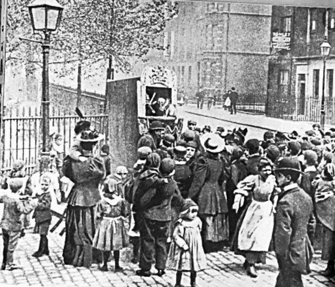 Children gather to watch a Punch and Judy show by Trinity Square near Tower Hill - the history of Punch and Judy can be traced back to 16th Century Italy, but like many things has fallen foul of political correctness... the-east-end.co.uk #eastend #punchandjudy