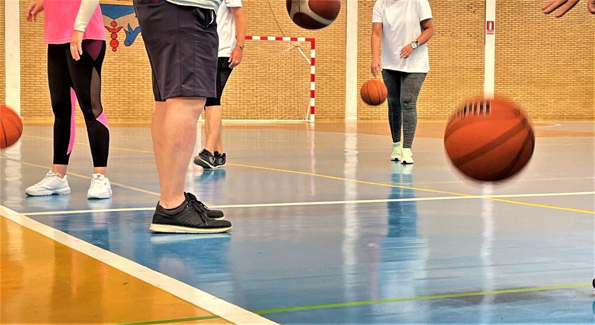 🤾‍♀️🏃Los pacientes del Hospital de Día de #SaludMental salen a practicar #ejercicio en el Polideportivo de #Osuna.

 🗣️Á. Palma "Existe evidencia de que el ejercicio puede ser ➕ eficaz para reducir síntomas que la psicoterapia o los antidepresivos".

🔗juntadeandalucia.es/organismos/sal…