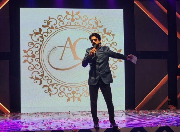 I would have said something special about stages, but the truth is, all it takes is me, my mic and the whole world becomes my very own stage!

#KunalBuch #5In1Entertainer #TheDancingAnchor #Anchor #AnchorLife #Host #Hosting #Entertainer #AllRounder #IndianWedding #WeddingEvent