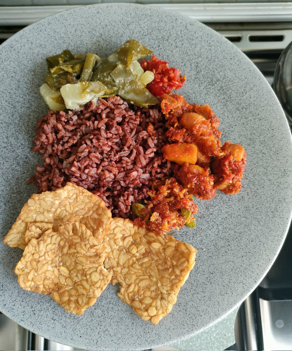 Makan siang hari ini dipersembahkan oleh masakan rumahan Supi-Mbak <a href="/Dian_Supolo/">BUKAN QueenOfMozambique</a>. Ngidam lodeh berbuah teri pete, ayam balado, sambal, dan tempe goreng garing tipis kriuk...ehe *colek colek* <a href="/PokijanAcil/">Astrid Enricka</a> <a href="/milaleutik/">Mila Leutik</a> <a href="/indra_handayani/">Francisca INDRA Saniyasna Handayani</a> <a href="/ayu_mayshita/">Ayu Mayshita</a>.