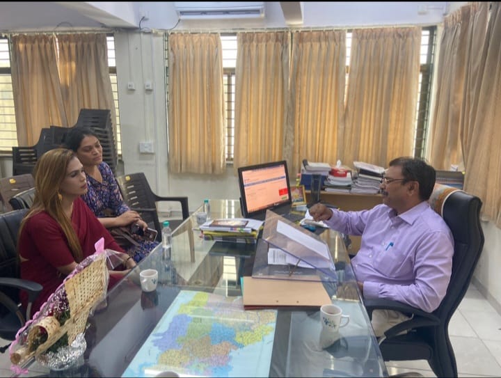 Election Commission of India appointed *Ansari Nikita* resident of Surat district as *State Transgender Icon* and was honored by the Additional District Election Officer Surat with a bouquet of flowers.

#transgender #icon #stateicon #eci #ceogujarat #sveep #transgendericon