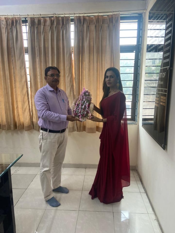 AeroKatargam's tweet photo. Election Commission of India appointed *Ansari Nikita* resident of Surat district as *State Transgender Icon* and was honored by the Additional District Election Officer Surat with a bouquet of flowers.
#transgender #icon #stateicon #eci #ceogujarat #sveep #transgendericon https://t.co/SAtJm7ukA4
