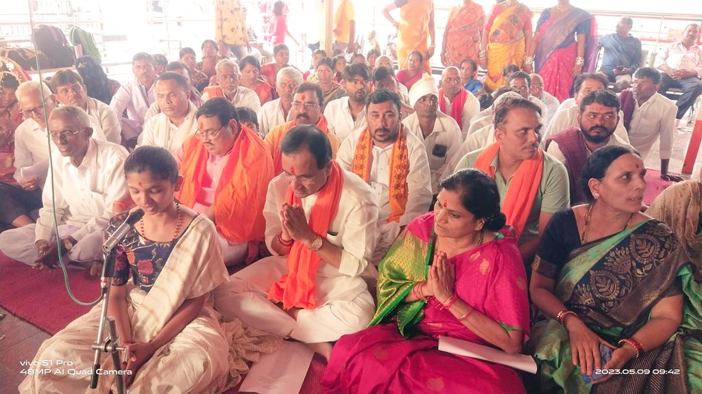 bhagwantkhuba's tweet photo. ವೀರ ಹನುಮಾನನ ಪುಣ್ಯಸ್ಥಳ ಸುಕ್ಷೇತ್ರ ಚಳಕಾಪುರಕ್ಕೆ ಭೇಟಿ ನೀಡಿ, ಎಲ್ಲಾ ಭಜರಂಗಿಗಳ ಜೊತೆ ಹನುಮಾನ ಚಾಲೀಸಾ ಪಠಣ ಮಾಡಿ, ಸಮಾಜಘಾತುಕ ಶಕ್ತಿಗಳಿಂದ ಸಭ್ಯ ಸಮಾಜವನ್ನು ಕಾಪಾಡಿ, ಬಜರಂಗಬಲಿಯ ಎಲ್ಲಾ ಭಕ್ತರಿಗೆ ಆತ್ಮಸ್ಥೈರ್ಯ ನೀಡಿ ರಕ್ಷಣೆ ಮಾಡುವಂತೆ ಪ್ರಾರ್ಥಿಸಿಕೊಂಡೇ. 
#HanumanChalisaWithBajrangDal 
 #HanumaBhaktaModi https://t.co/pYQqQOmmHe
