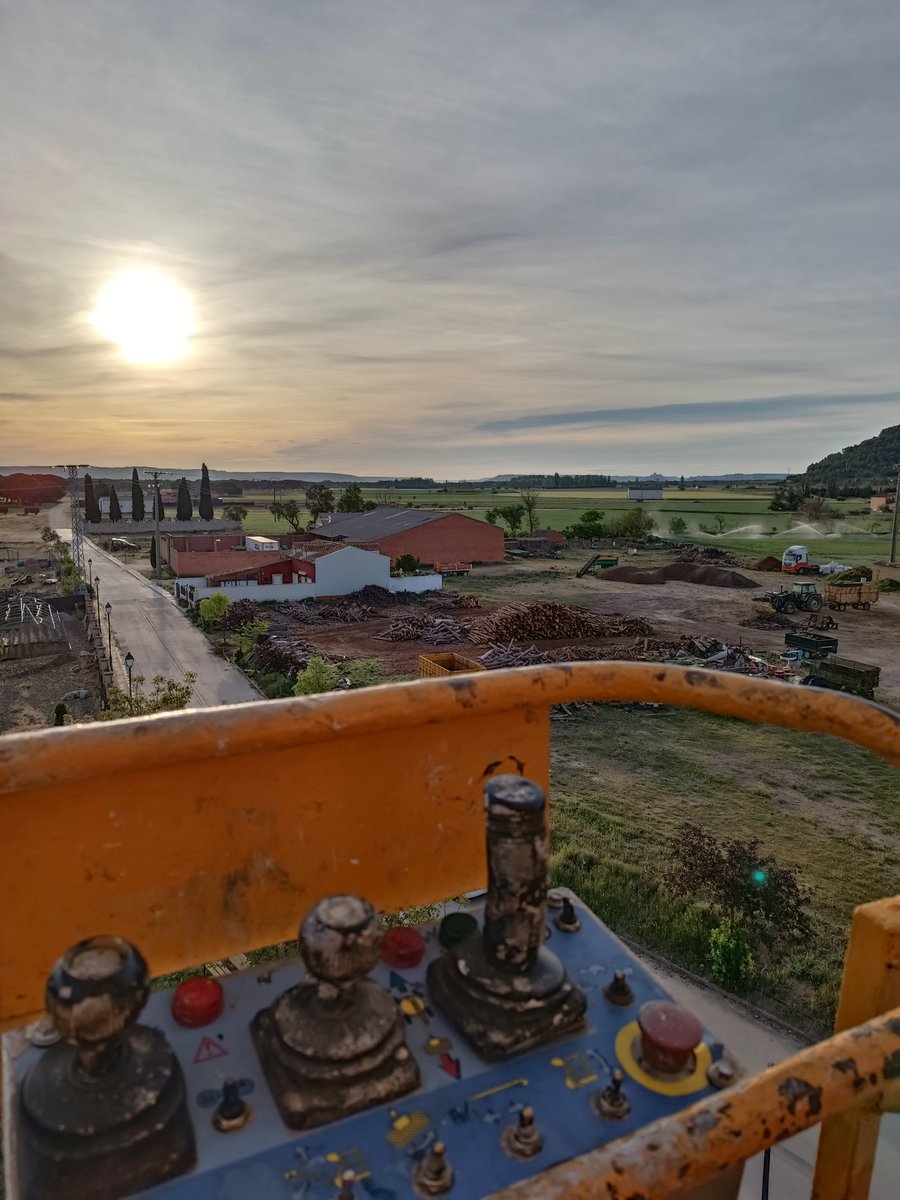 Amanece en Castilla y estas son mis vistas desde mi oficina en altura. Al fondo, el castillo de Peñafiel.