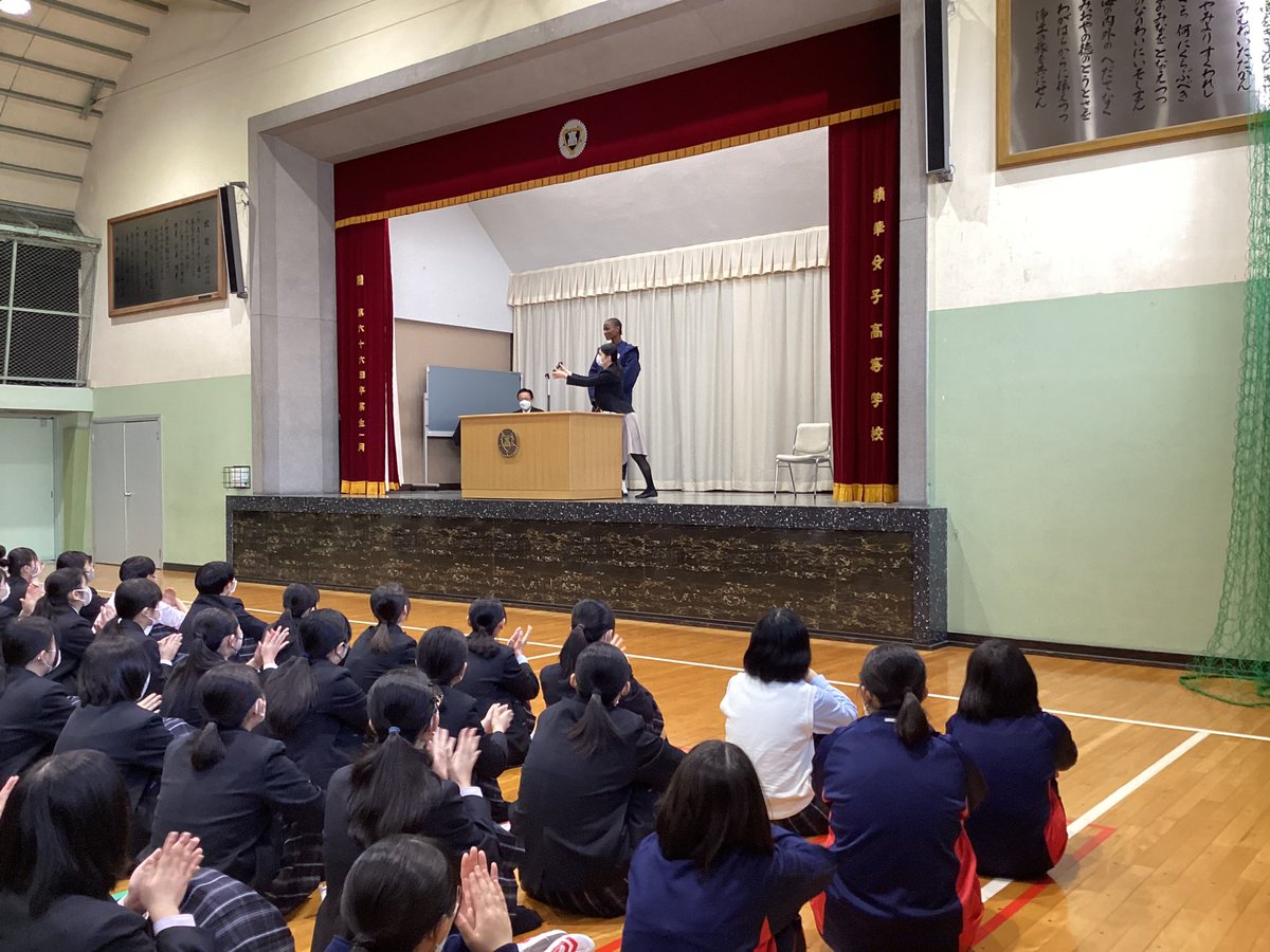 seika_pr's tweet photo. 「ナイジェリアから新しい仲間がやってきました！」
バスケットボール部に所属します🏀
在校生からの熱い歓迎を受けました。
＃精華女子　＃精華　＃バスケットボール部 https://t.co/WgGDVeEI4a