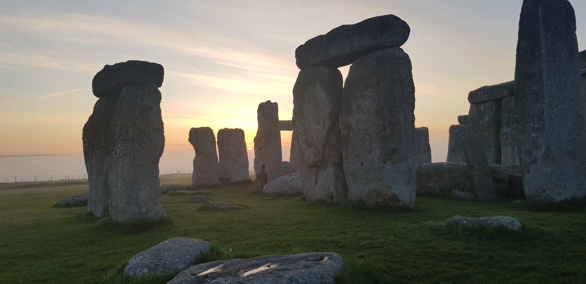 ST0NEHENGE's tweet image. Sunrise at Stonehenge today (9th May) was at 5.26am, sunset is at 8.41pm 🌥️