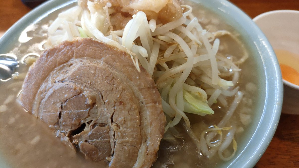 darksid45646243's tweet image. 改めて!半年毎の
ペースメーカー外来終了後
#初参戦 #行徳 #湊
#汁麺屋どっぷりしやがれ
#わしっと太麺 #並盛
追加 #生玉子
#親の仇の様な熱さ のスープ
丼のカラーからも某 #家系
の様な #二郎系 で
あっさり目で
#超絶 #うまーみん
#味付きアブラ #麺 #ヤサイ
全て半端なかったっ酢👍
@doppuri27