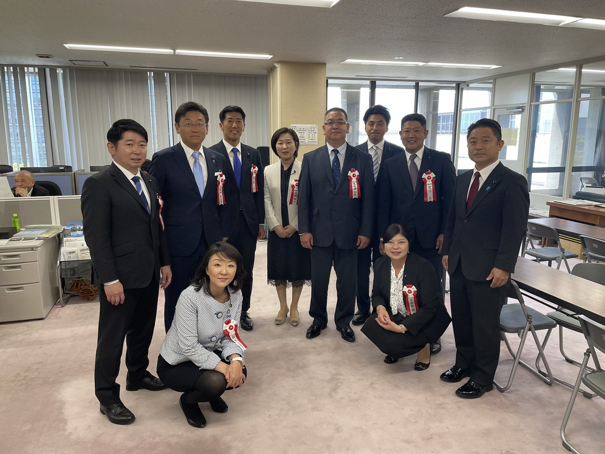 県議2期目の初登庁。
全員協議会の後は、世話人会のメンバーとして16日の臨時議会に向けて協議。
2期生「令和会」で一枚。
#千葉県議会 #富里市 #スイカ #高橋ゆうこ #富里スイカロードレース