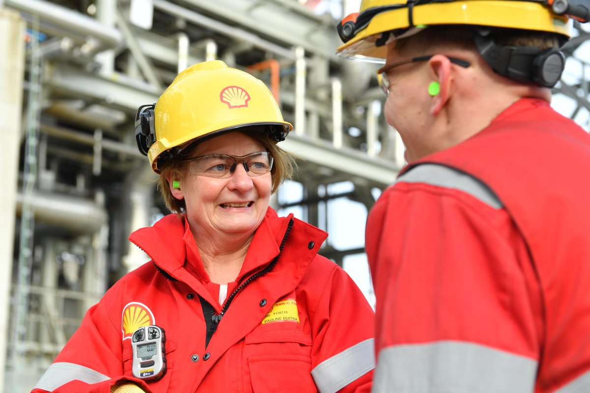 Shell_Pernis's tweet photo. Even voorstellen: Pauline Buitink, eerste vrouw aan de top van Shells grootste Europese productielocatie. Lees het interview met een bevlogen manager die het fijn vindt om weer terug in Nederland te zijn. 👉🏼https://t.co/T5yQmv3bWv https://t.co/cTMBzAhaLR