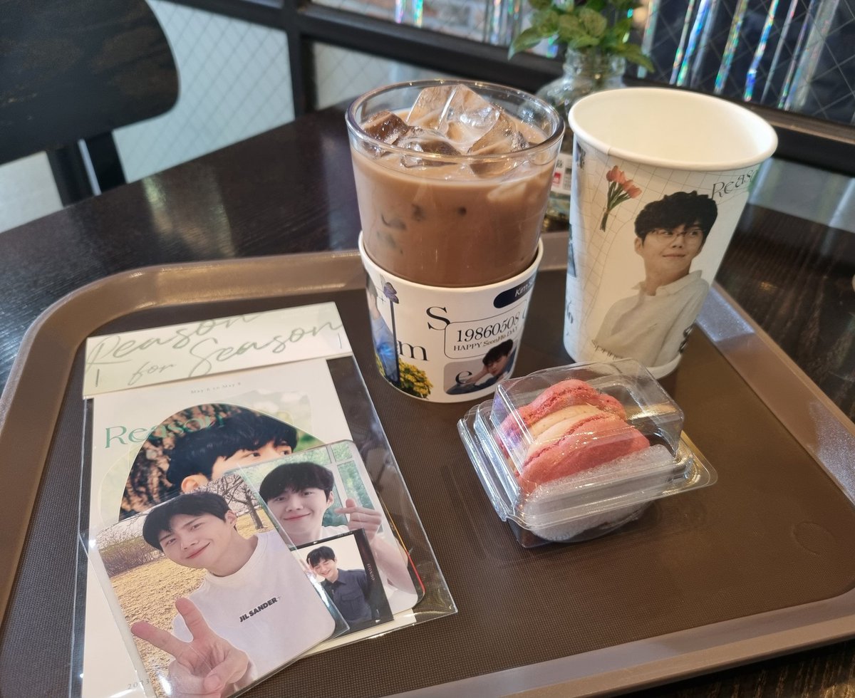 seon_day2's tweet photo. 20230508 김선호배우님 생카💙 
카페는 오로지 서노로 가득했고 너무너무 예쁘게 꾸며져 있었다:)
눈 뗄 틈도 없이 하나하나 살펴보고 사진찍기에 바빴던ㅎㅎ 
생카 준비해주신 분들 감사합니다♡

#𝑅𝑒𝑎𝑠𝑜𝑛_𝑓𝑜𝑟_𝑆𝑒𝑎𝑠𝑜𝑛
#사계절_내내_선호라는_이유
@hollys_jjhg @2023RfS https://t.co/MqYr2CrKMQ