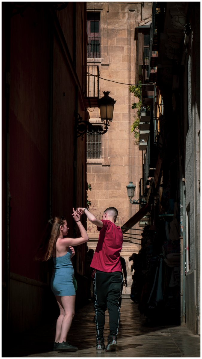 Y entonces se pusieron a bailar...
#mismomentosgranadinos #encasa

#Streetphotography #people #dancing #youngliving #shadow #light #streets #Granada #Spain
