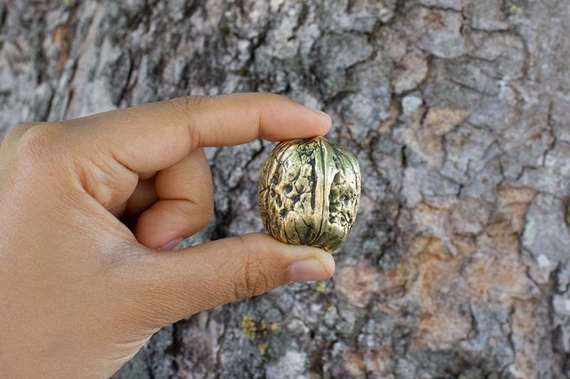 The most beautiful walnut in the whole world? We say it's Nukso! Fit for the strongest, handmade in Portugal like a piece of jewelry and golden. What else do we need?😌😍

#dedalpt #madetheheartway #madeinportugal #preciousgift #nutcracker #mari #bestgift #bestpresent #nukso