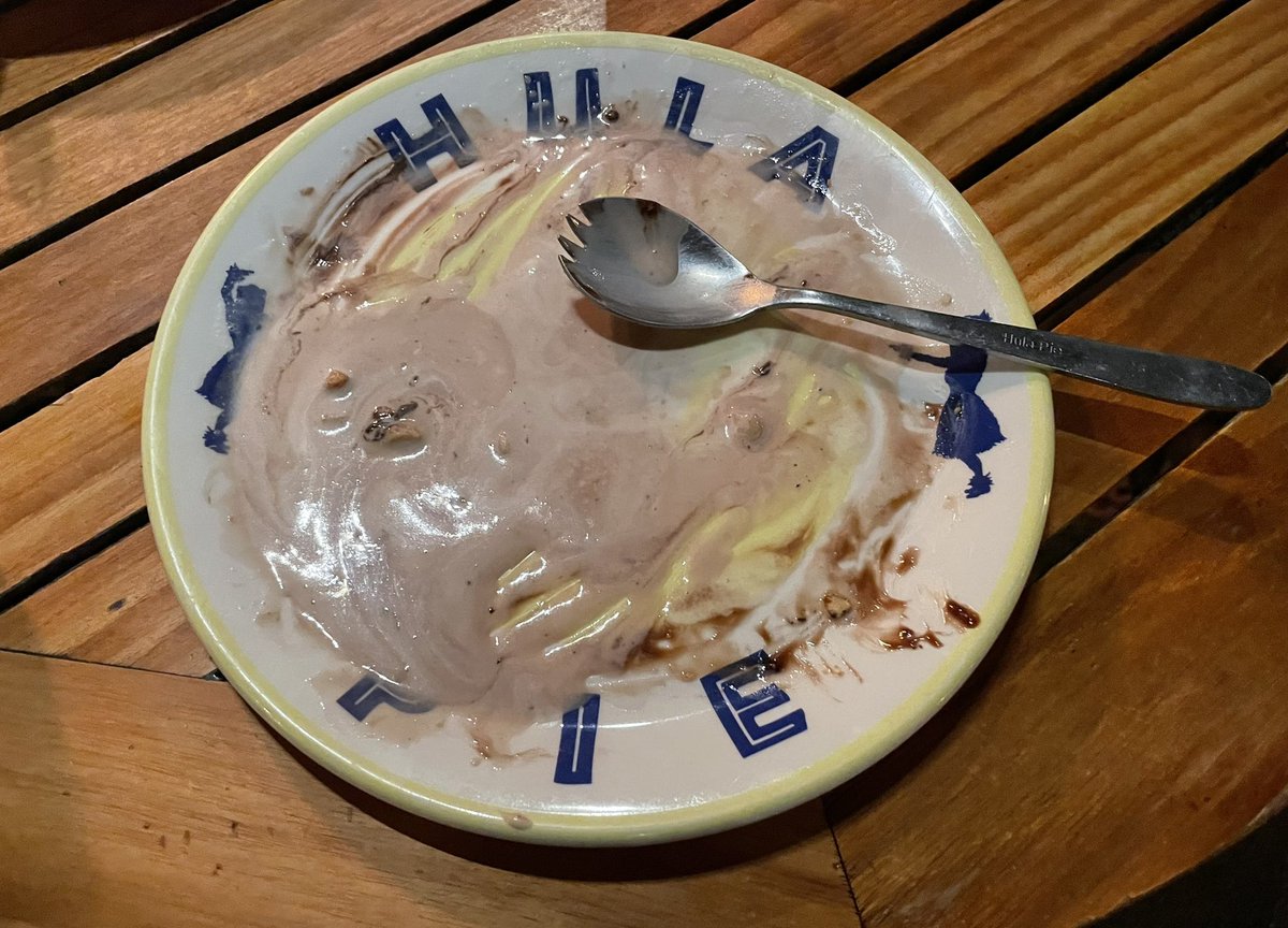 RoamingKat's tweet image. When you decide to skip the main meal and proceed straight to the yummo dessert. 😋🍨🥧
