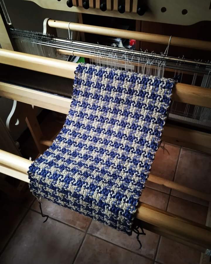 Καλημέρα, καλημέρα!!

#artoftextile #justfinished #ilovecolor #loom #argalios #handwoventextile #καλημέρα  #winterfashion #fashionscarf #shawl #greekdesign #woman #accessories  #greekfashion #handmadeaccessories #scarfstyle #color #style  #followmystyle #greekhandmade