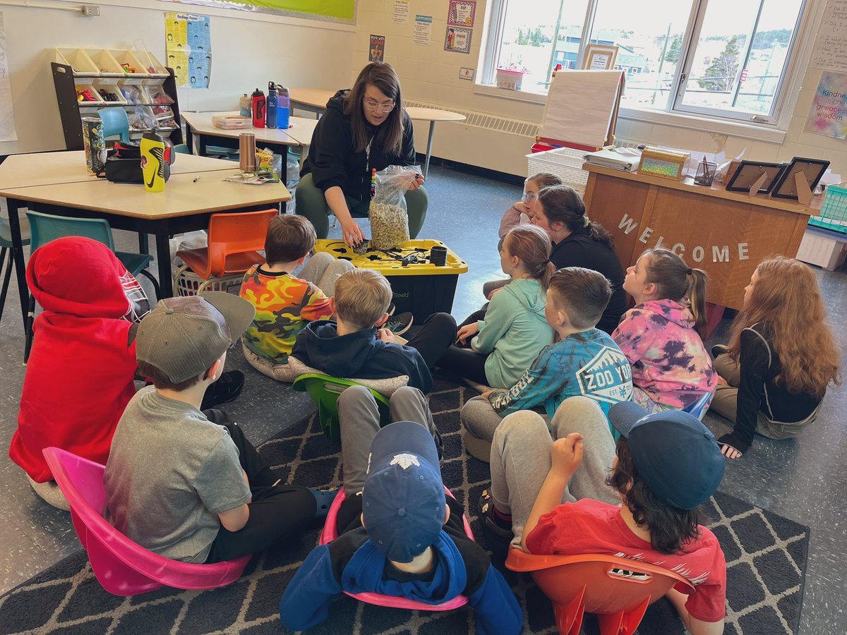 MalloryPeddle's tweet image. Learning all about plant growth and changes through hydroponics with the plant expert this morning @mswinterIRT ! 🌹🌷🌻🌲☘️🍃🪴@sjboscoschool @NLESDCA
