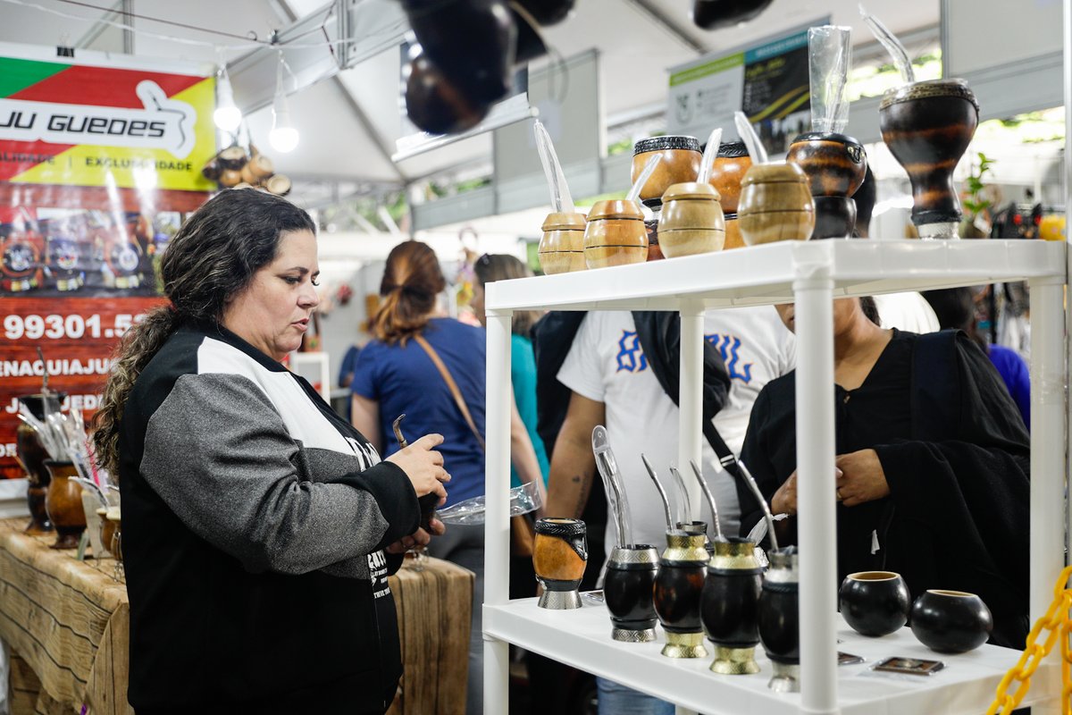 Prefeitura_POA's tweet photo. #DiaDasMães: Está rolando a tradicional Feira de Economia Solidária do Dia das Mães no Largo Glênio Peres.📍
Até sexta-feira, o evento pode ser visitado das 8h30 às 19h. No sábado, 13, último dia, o funcionamento será até às 18h. https://t.co/DnqyEbGhJC