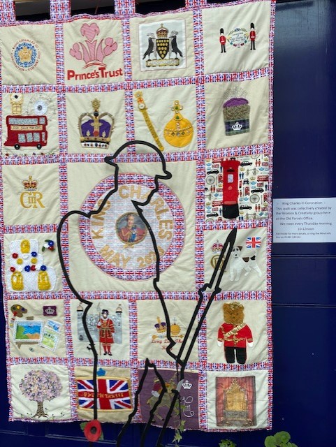 Following the #Coronation weekend, take a look at this amazing Coronation quilt that was made by the Women's Creativity group at the Old Parcels Office in #Bridlington. 

The group meet Thursdays between 10am-12pm.

Amazing!
