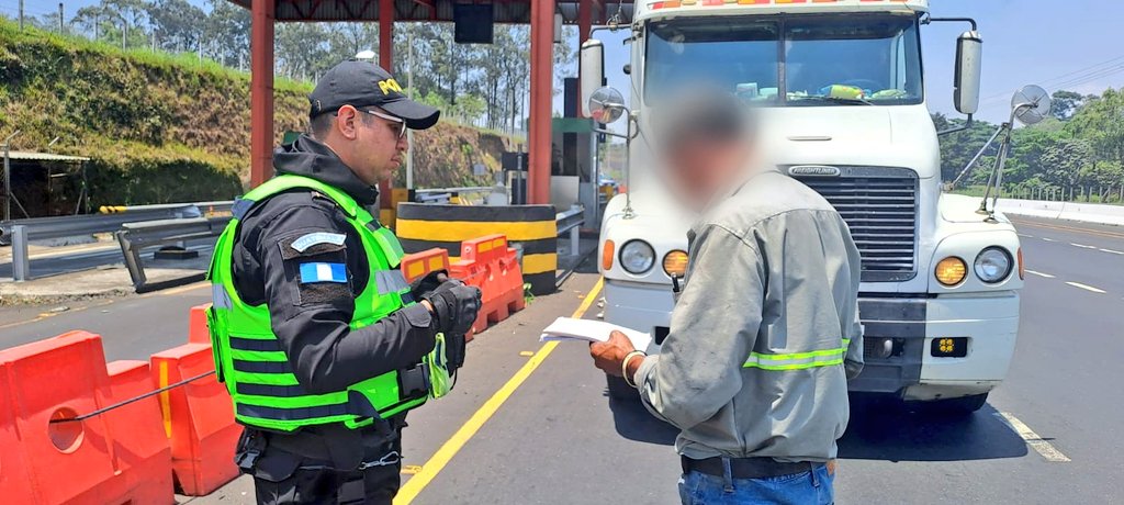 Ministerio de Gobernación emitió acuerdo sobre autopista Palin-Escuintla

Tránsito de la PNC deberá verificar cumplimiento de:

•Vehículos de carga deben utilizar carril derecho
•No exceder la velocidad máxima establecida
•Buses y microbuses deben llevar las puertas cerradas