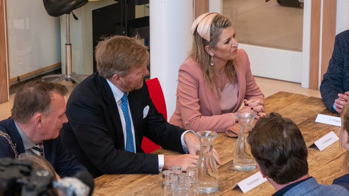 LennardGeerts's tweet photo. Het Koninklijk Paar is inmiddels aangekomen op #Vlieland en in gesprek op eilandschool de Jutter.  

#OmroepZilt #OmropFryslân #Wadden https://t.co/zZJ0yUjmfS
