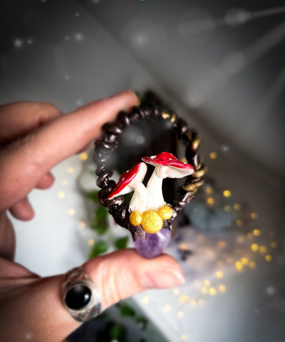 Moona_creations's tweet photo. WIP du mardi ! 

Allez on continue la collection Kementari avec ce collier champignon 🍄  un de mes préférés de la collection ❤️
#fimo #fimoart #art #artisanal #clay #clayart #argile #collierfimo #collier #bijouxfimo https://t.co/97I1sQ2YSO