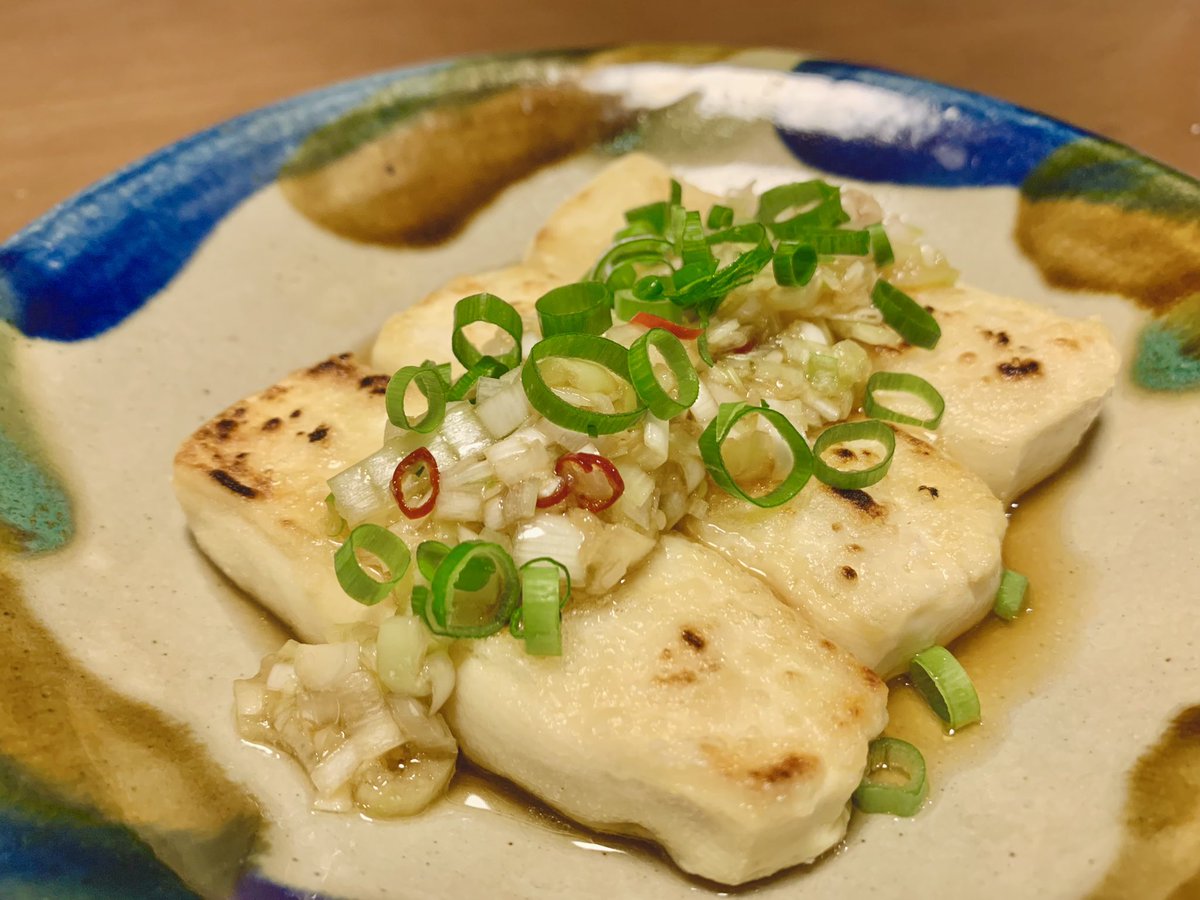 🥢今日の一品、豆腐ステーキ、生姜とねぎの酢醤油だれ。 Pan-fried tofu with ginger and leek sauce.