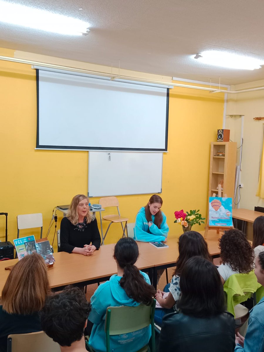 ies5's tweet photo. En la Biblioteca del IES Número5, Deva Avello, alumna de 4 ° de ESO presenta, cerrando las actividades de la celebración del Día del Libro, su primera novela La chica de la sudadera azul. https://t.co/c2nJPG63s6