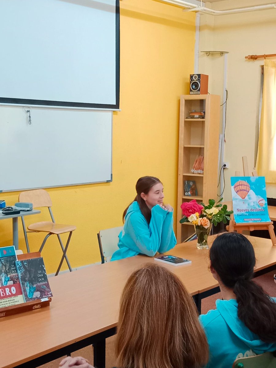 ies5's tweet photo. En la Biblioteca del IES Número5, Deva Avello, alumna de 4 ° de ESO presenta, cerrando las actividades de la celebración del Día del Libro, su primera novela La chica de la sudadera azul. https://t.co/c2nJPG63s6