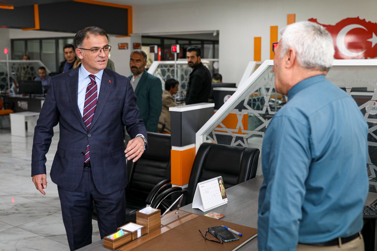 Valimiz Sn. Ozan Balcı, Valilik yerleşkesinde bulunan İl Nüfus ve Vatandaşlık İşleri Müdürlüğü ile Tuşba İlçe Nüfus Müdürlüğü'nü ziyaret etti.

Valilikteki diğer birimleri de ziyaret eden Valimiz, çalışanlara kolaylık dileyip vatandaşlarımızın taleplerini dinledi.