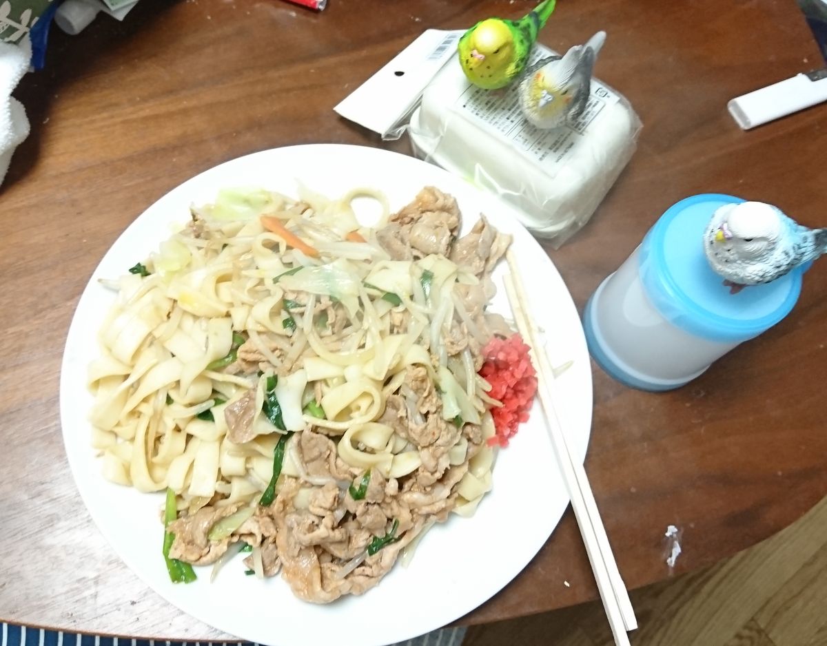 KuniyanBudgie's tweet image. ようやく晩御飯。先日、#山下圭志 さんのKC'ｓBARでコメントを入れさせて戴いた、焼ききしめん。#masae さん、ご覧戴いていますでしょうか😄
平麺なので火が通りやすく、喉越しもいいです。名古屋の方からは邪道と叱られるかもですが…😅

ちなみにこれで1人前です（くにやん基準）

#料理 #きしめん