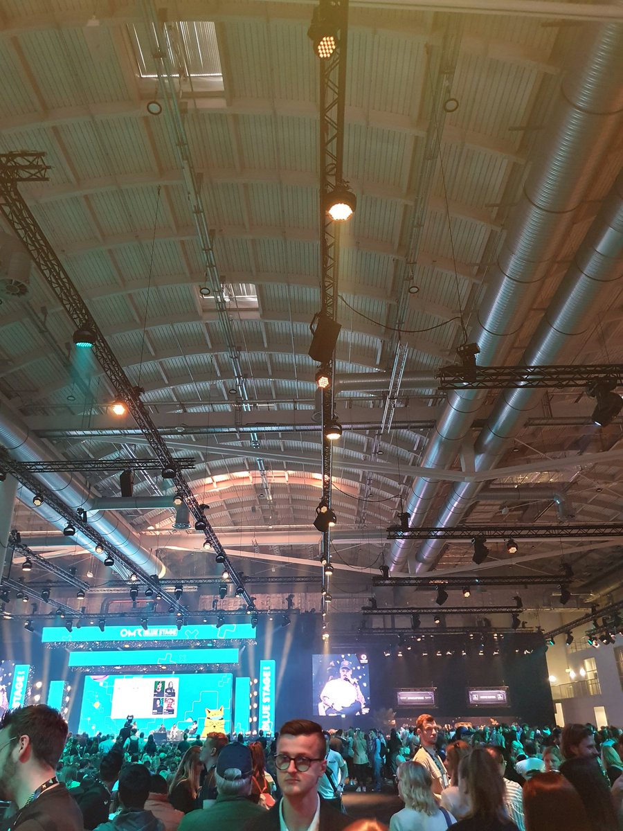 Wahnsinn. Menschen wohin das Auge blickt..... #OMR23 #bluestage