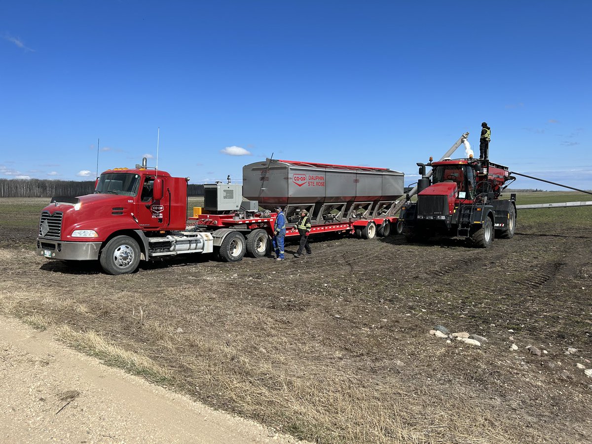 DauphinCoop's tweet image. We are investing in our service fleet to serve you better. 
This new 31 mt Doyle tender unit we’ve added to our dry fertilizer service fleet can load the 4540 with 8 mts in under 5 minutes and will replace 2 convention tandem tender units.   
We can speed things up for you.