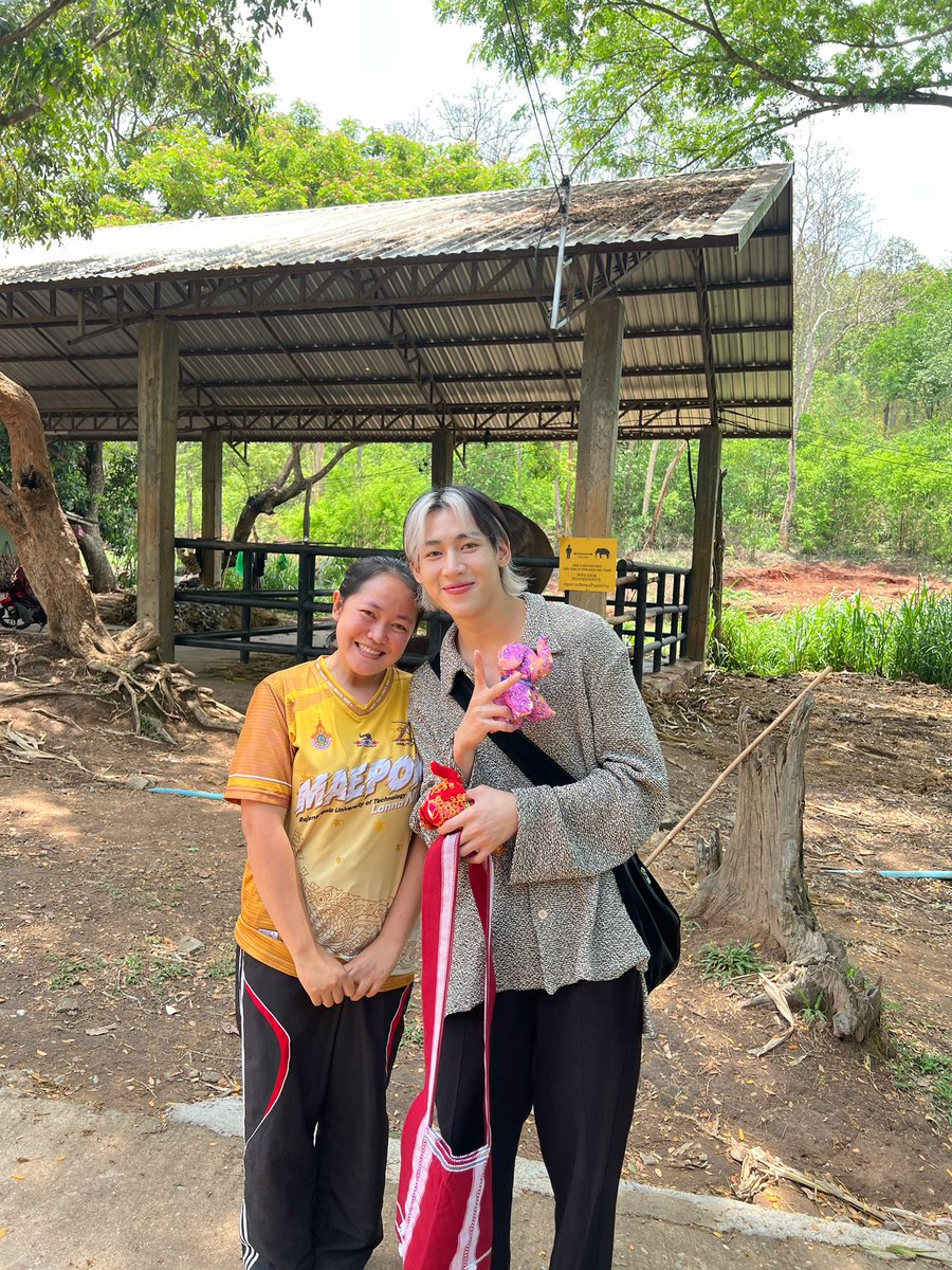 Montira87870986's tweet photo. เยี่ยมบ้านนักเรียนยังไงให้เจอซุปตาร์ระดับโลกกก 🌎 ของฝากจากแม่วางตุ๊กตาช้าง และถุงผ้าทอมือจากชนพื้นเมืองปกาเกอะญอ ปล.น้องน่ารักมากกก ไม่ถือตัว ตัวขาวจั๊ว และที่สำคัญตัวหอมมากกก คืนนี้แม่หลับฝันดีแล้ววว ❤️❤️❤️💚💚💜💜 #แบมแบมแอ่วเชียงใหม่ #เชียงใหม่มีแบมแบม https://t.co/MOpu2K1BS2