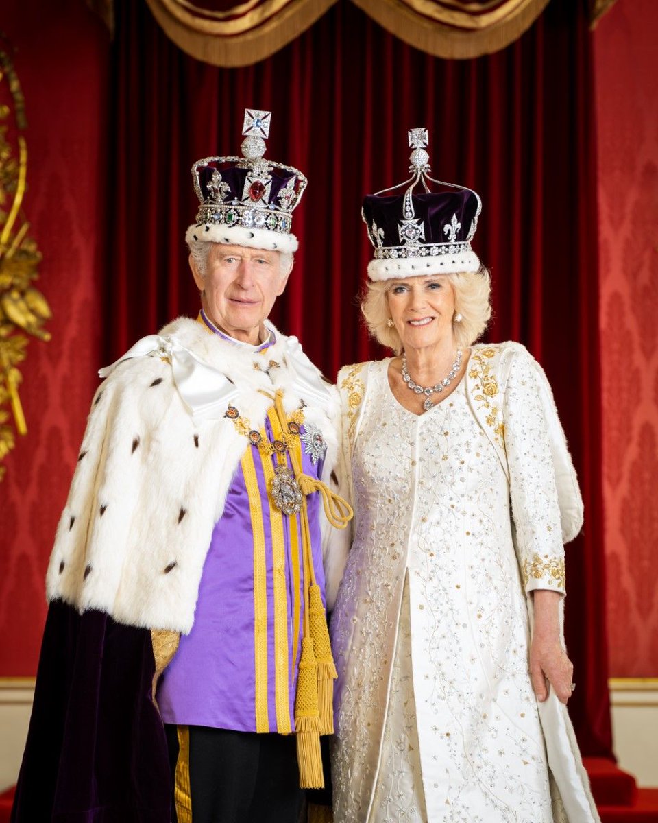 OmanObserver's tweet photo. New official portraits of King Charles III and Queen Camilla have been released following the pair's joint coronation this weekend. The photos were taken by photographer Hugo Burnand at Buckingham Palace on the day of the ceremony, May 6. #uk #kingcharles #Coronatio https://t.co/6ie0CJo2Ev