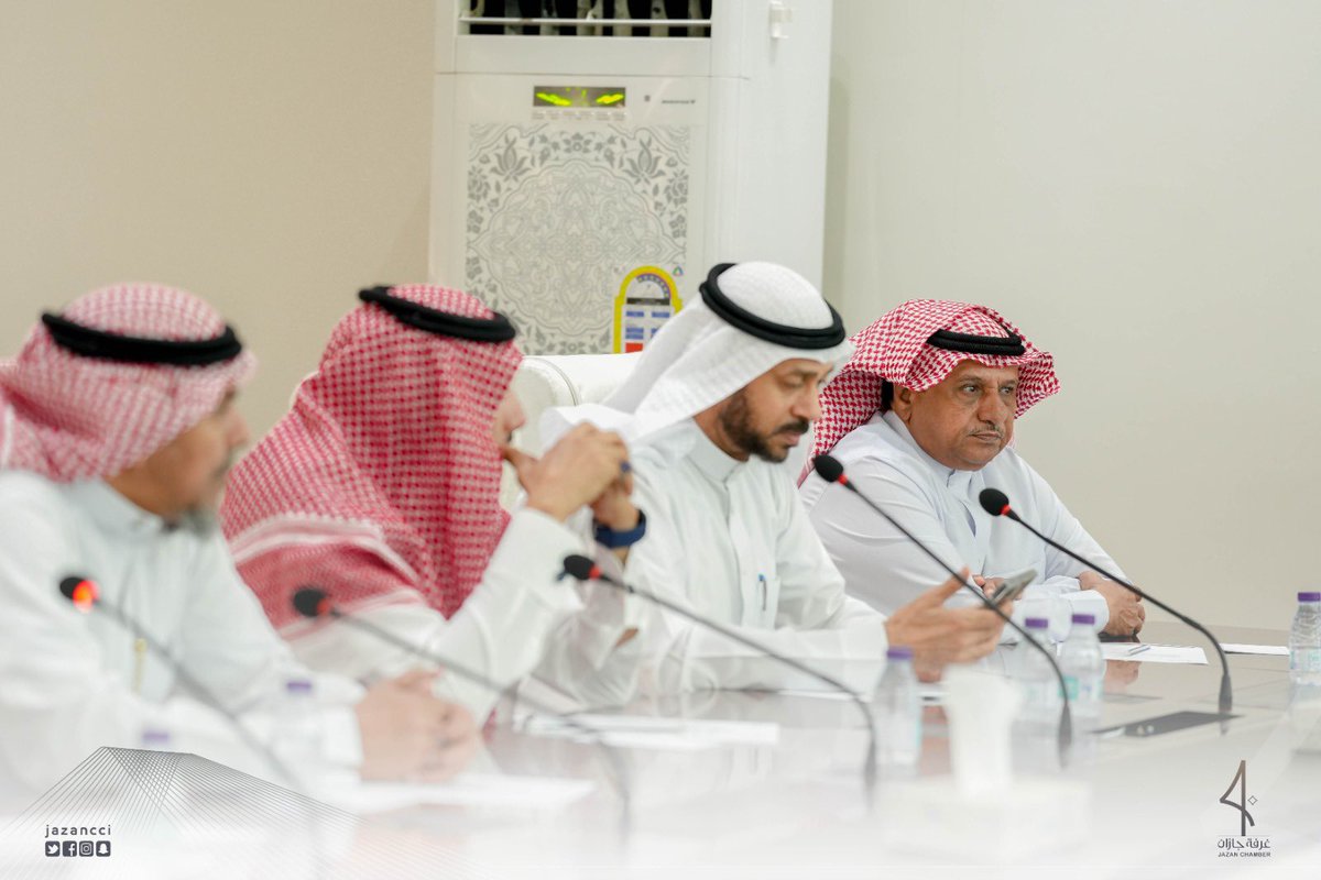 JAZANCCI's tweet photo. 📢 #اجتماع
عقدت اللجنة العقارية والتقييم  
بـ #غرفة_جازان  إجتماعها السادس  بحضور  رئيس  اللجنة أ.حسن عريشي  وكافة أعضاء اللجنة حيث تم مناقشة عدد من المواضيع المدرجة بجدول الإجتماع منها التنسيق لإقامة ورشة عمل نظام الوساطة العقارية الجديد. https://t.co/DxI8BWKtq7