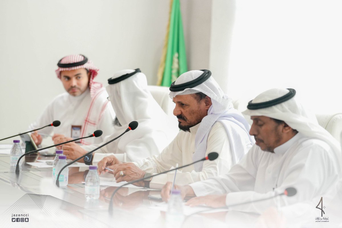 JAZANCCI's tweet photo. 📢 #اجتماع
عقدت اللجنة العقارية والتقييم  
بـ #غرفة_جازان  إجتماعها السادس  بحضور  رئيس  اللجنة أ.حسن عريشي  وكافة أعضاء اللجنة حيث تم مناقشة عدد من المواضيع المدرجة بجدول الإجتماع منها التنسيق لإقامة ورشة عمل نظام الوساطة العقارية الجديد. https://t.co/DxI8BWKtq7